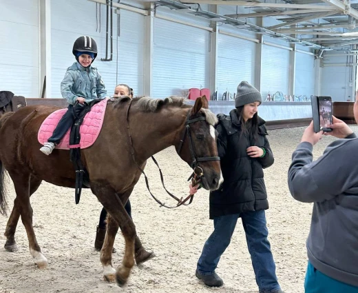Ученики «Точки будущего» проходят иппотерапию на базе Пивоваровского конно-спортивного комплекса